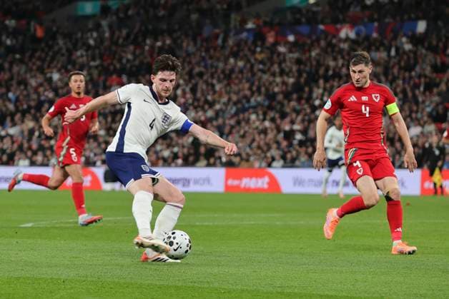 England v Wales International Friendly, Länderspiel, Nationalmannschaft Declan Rice of England and Ben Davies of Wales in action during the International Friendly match at Wembley Stadium, London UK Newspapers OUT Copyright: xPaulxChestertonx FIL-22337-0163