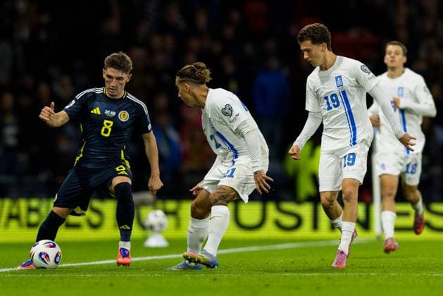 Scotland v Greece 2026 FIFA World Cup, WM, Weltmeisterschaft, Fussball Qualifier 09 10 2025. Billy Gilmour (8 - Scotland) moves the ball under pressure during the 2026 FIFA World Cup Qualifier match between Scotland and Greece at Hampden Park, Glasgow, United Kingdom on 9 October 2025. Editorial use only , Copyright: xRaymondxDaviesx PSI-23008-0096