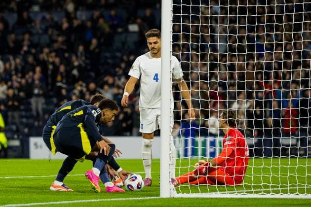 Scotland v Greece 2026 FIFA World Cup, WM, Weltmeisterschaft, Fussball Qualifier 09 10 2025. Che Adams (10 - Scotland) collects the ball after Scotland level the game during the 2026 FIFA World Cup Qualifier match between Scotland and Greece at Hampden Park, Glasgow, United Kingdom on 9 October 2025. Editorial use only , Copyright: xRaymondxDaviesx PSI-23008-0064