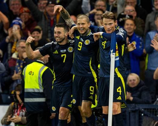 Scotland v Greece 2026 FIFA World Cup, WM, Weltmeisterschaft, Fussball Qualifier 09 10 2025. John McGinn (7 - Scotland), Lyndon Dykes (9 - Scotland) and Scott McTominay (4 - Scotland) celebrates Scotlands 3rd during the 2026 FIFA World Cup Qualifier match between Scotland and Greece at Hampden Park, Glasgow, United Kingdom on 9 October 2025. Editorial use only , Copyright: xRaymondxDaviesx PSI-23008-0093