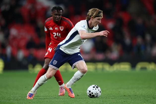 Anthony Gordon of England with Ronan Kpakio of Wales England v Wales - Alzheimer s Society at Wembley Stadium, London. UK. 9 OCT 2025Wembley Wembley Stadium London United Kingdom EDITORIAL USE ONLY No use with unauthorised audio, video, data, fixture lists (outside the EU), club league logos or live services. Online in-match use limited to 45 images (+15 in extra time). No use to emulate moving images. No use in betting, games or  Copyright: xJASONPIX Shutterstockx 15526626dt