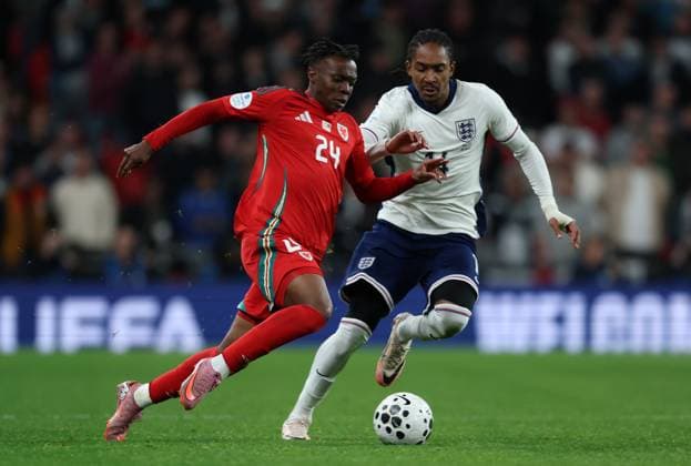 Ronan Kpakio of Wales with Djed Spence of England England v Wales - Alzheimer s Society at Wembley Stadium, London. UK. 9 OCT 2025Wembley Wembley Stadium London United Kingdom EDITORIAL USE ONLY No use with unauthorised audio, video, data, fixture lists (outside the EU), club league logos or live services. Online in-match use limited to 45 images (+15 in extra time). No use to emulate moving images. No use in betting, games or  Copyright: xJASONPIX Shutterstockx 15526626ci