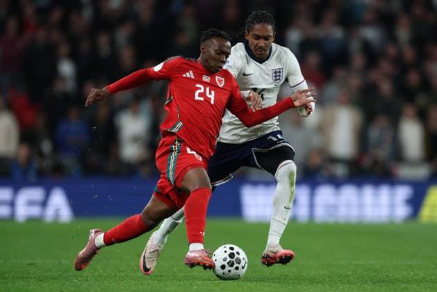 Ronan Kpakio of Wales with Djed Spence of England England v Wales - Alzheimer s Society at Wembley Stadium, London. UK. 9 OCT 2025Wembley Wembley Stadium London United Kingdom EDITORIAL USE ONLY No use with unauthorised audio, video, data, fixture lists (outside the EU), club league logos or live services. Online in-match use limited to 45 images (+15 in extra time). No use to emulate moving images. No use in betting, games or  Copyright: xJASONPIX Shutterstockx 15526626bs