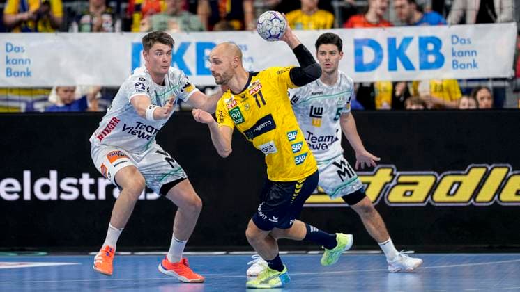 v li Oskar Sunnefeldt Göppingen, 27 , Lukas Sandell RNL, 11 , Rutger Ten Velde Göppingen, 5 , duel, duel, tackle, tackling, dynamics, action, action, 09 10 2025, Mannheim Germany , Handball, Bundesliga, Rhein Neckar Löwen Frisch Auf Göppingen xozx
