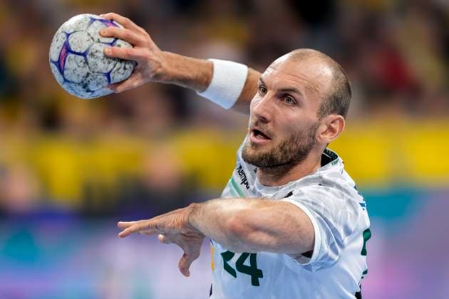 Marcel Schiller Göppingen, 24 , player of Frisch Auf Göppingen, single picture, single photo, at seven meter, 7 meter, penalty throw, game scene, action, action, 09 10 2025, Mannheim Germany , Handball, Bundesliga, Rhein Neckar Löwen Frisch Auf Göppingen xozx