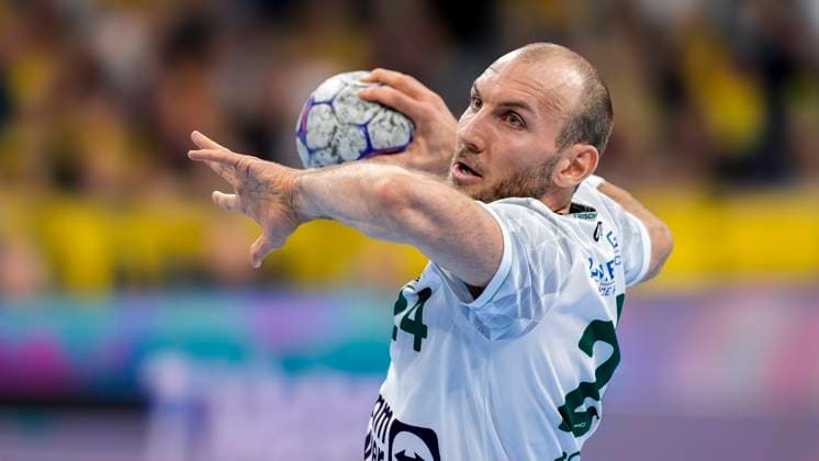 Marcel Schiller Göppingen, 24 , player of Frisch Auf Göppingen, single picture, single photo, at seven meter, 7 meter, penalty throw, game scene, action, action, 09 10 2025, Mannheim Germany , Handball, Bundesliga, Rhein Neckar Löwen Frisch Auf Göppingen xozx