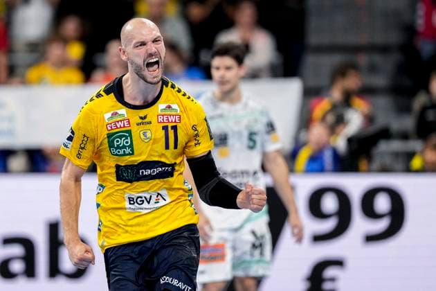 Goalscorer Lukas Sandell RNL, 11 , Rhein Neckar Löwen player, celebrates a goal, cheer, cheer, goal celebration, celebrate the goal, goal, celebration, cheers about the goal, rejoicing, joy, optimistic, positive, game scene, highlight, single picture, single photo, action, action, 09 10 2025, Mannheim Germany , Handball, Bundesliga, Rhein Neckar Löwen Frisch Auf Göppingen xozx