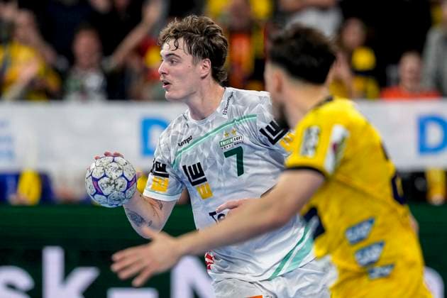 from left Victor Klöve Göppingen, 7 , Patrick Groetzki RNL, 24 , Action, Action, Game scene, 09 10 2025, Mannheim Germany , Handball, Bundesliga, Rhein Neckar Löwen Frisch Auf Göppingen xozx