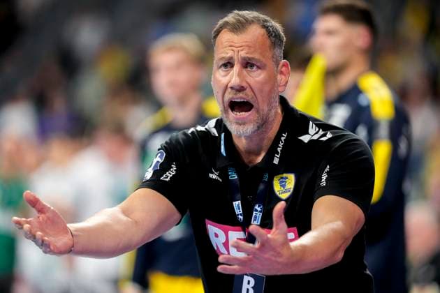 Maik Machulla coach, head coach, RNL , gives instructions, gestures, gesticulates with arms, single picture, single photo, action, action, 09 10 2025, Mannheim Germany , Handball, Bundesliga, Rhein Neckar Löwen Frisch Auf Göppingen xozx
