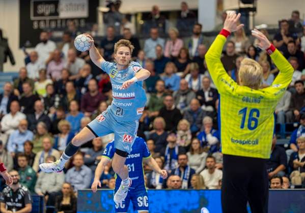 Christopher Bissel HC Erlangen, 21 with a throw on Bertram Oblings goal VfL Gummersbach, 16 Handball Daikin HBL Handball Bundesliga, VfL Gummersbach HC Erlangen, 8, Matchday, 09 10 2025 Copyright: HMBxMedia xMarcoxBader