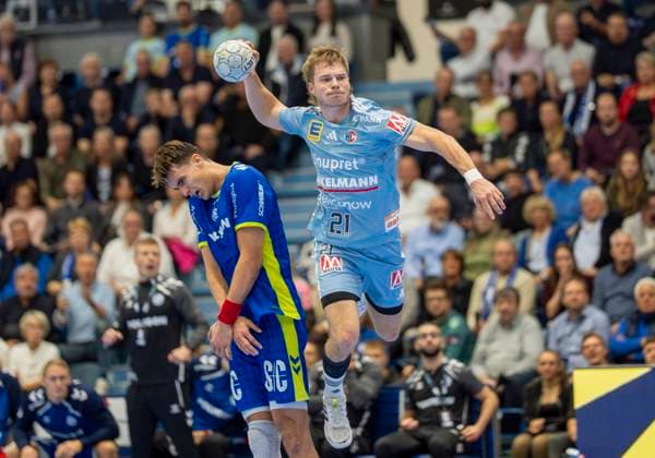 Christopher Bissel HC Erlangen, 21 with a throw on Bertram Oblings goal VfL Gummersbach, 16 Julian Koester Köster, VfL Gummersbach, 7 li goes into cover Handball Daikin HBL Handball Bundesliga, VfL Gummersbach HC Erlangen, 8, Matchday, 09 10 2025 Copyright: HMBxMedia xMarcoxBader