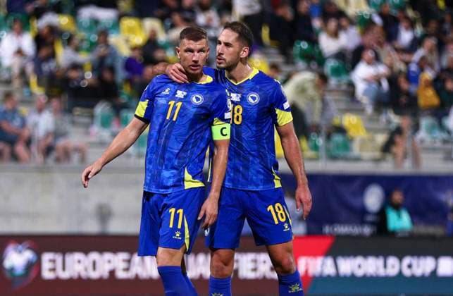 Cyprus Bosnia WCup Soccer Bosnia s Edin Dzeko, left, and Nikola KatiÄ‡, right, chat during a World Cup qualifying soccer match between Cyprus and Bosnia and Herzegovina at the AEK Arena in Larnaca. Cyprus, Thursday, October 9, 2025 Larnaca Cyprus  Copyright: xDanilxShamkinx originalFilename:shamkin-notitle251009_npoB1.jpg