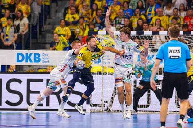 Rhein-Neckar Löwen vs Frisch Auf Göppingen DAIKIN Handball Bundesliga Robert Timmermeister (Rhein-Neckar Löwen) battle for the ball against Victor Klöve (Frisch Auf Göppingen) during the DAIKIN Handball Bundesliga 2025 26 match between Rhein-Neckar Löwen and Frisch Auf Göppingen at SAP Arena in Mannheim, Germany, on October 8, 2025. (Photo by Kadir Caliskan Middle East Images) Mannheim Baden-Wurttemberg Germany Copyright: xKadirxCaliskanx
