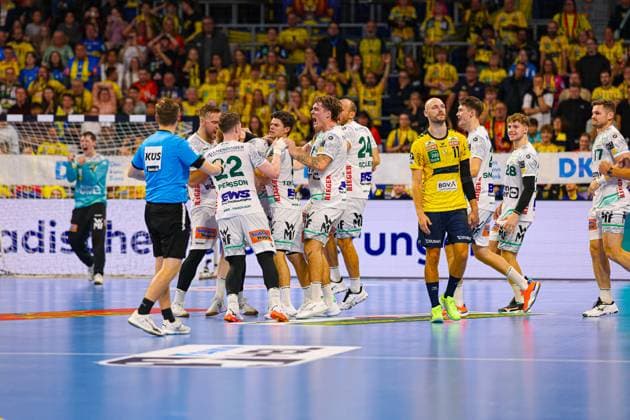 Rhein-Neckar Löwen vs Frisch Auf Göppingen DAIKIN Handball Bundesliga The Team of Frisch Auf Göppingen during the DAIKIN Handball Bundesliga 2025 26 match between Rhein-Neckar Löwen and Frisch Auf Göppingen at SAP Arena in Mannheim, Germany, on October 8, 2025. (Photo by Kadir Caliskan Middle East Images) Mannheim Baden-Wurttemberg Germany Copyright: xKadirxCaliskanx