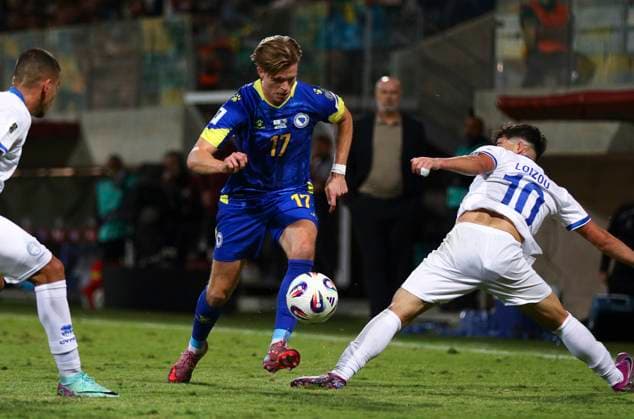 Cyprus Bosnia WCup Soccer Bosnia s DÅ¾enis BurniÄ‡, center, controls the ball during a World Cup qualifying soccer match between Cyprus and Bosnia and Herzegovina at the AEK Arena in Larnaca. Cyprus, Thursday, October 9, 2025 Larnaca Cyprus  Copyright: xDanilxShamkinx originalFilename:shamkin-notitle251009_npGvK.jpg