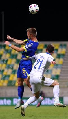 Cyprus Bosnia WCup Soccer Bosnia s Amar MemiÄ‡, left, and Cyprus Marinos Tsionis, right, fight for the ball during a World Cup qualifying soccer match between Cyprus and Bosnia and Herzegovina at the AEK Arena in Larnaca. Cyprus, Thursday, October 9, 2025 Larnaca Cyprus  Copyright: xDanilxShamkinx originalFilename:shamkin-notitle251009_np3Xh.jpg
