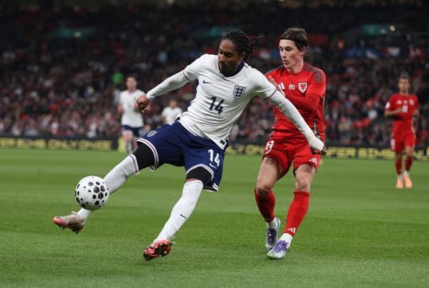 . - England v Wales, International Friendly, Länderspiel, Nationalmannschaft Test Match, Wembley Stadium, London, England. - 10th October 2025. (C) Daniel Weir Crystal Pix Djed Spence of England national team, Nationalteam battles for the ball with Harry Wilson of Wales national team. - England v Wales, International Friendly, Test Match, Wembley Stadium, London, England. - 10th October 2025. (C) Daniel Weir Crystal Pix London Wembley Stadium United Kingdom Copyright: xDanielxWeirx CP_England_Wales_59