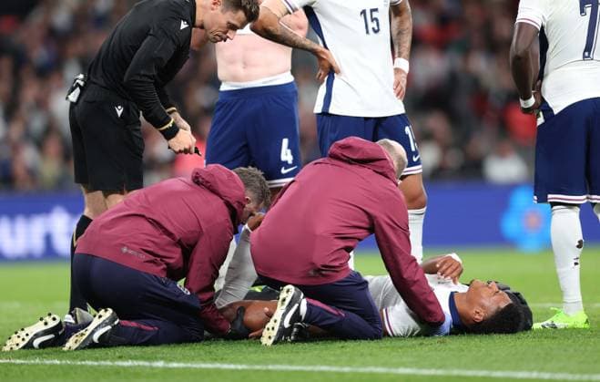 . - England v Wales, International Friendly, Länderspiel, Nationalmannschaft Test Match, Wembley Stadium, London, England. - 10th October 2025. (C) Daniel Weir Crystal Pix Ollie Watkins of England national team, Nationalteam goes down injured and receives medical treatment after sliding into the goal post and is substituted off the pitch injured. - England v Wales, International Friendly, Test Match, Wembley Stadium, London, England. - 10th October 2025. (C) Daniel Weir Crystal Pix London Wembley Stadium United Kingdom Copyright: xDanielxWeirx CP_England_Wales_67