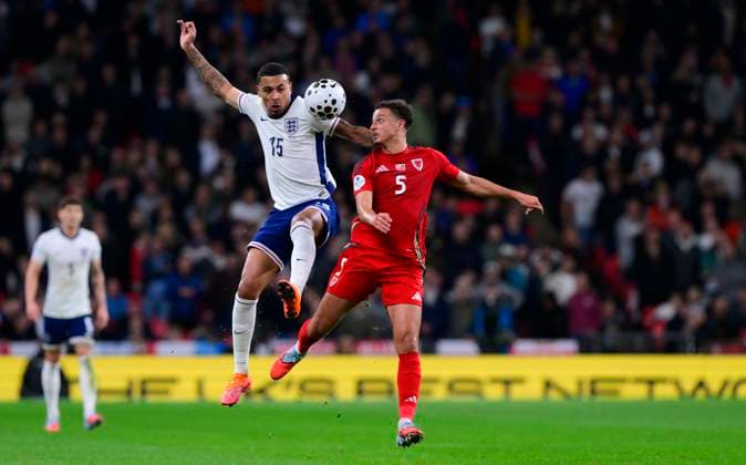 England v Wales, London, UK - 9 Oct 2025 Morgan Rogers of England challenges for the ball with Ethan Ampadu of Wales during the AlzheimerÕs Society International Friendly, Länderspiel, Nationalmannschaft match between England and Wales on 9th October 2025 at Wembley Stadium, London London Wembley Stadium London GBR Copyright: xFrankiexOKeeffe PPAUKx PPA-222115
