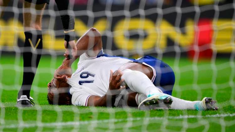 England v Wales, London, UK - 9 Oct 2025 Ollie Watkins of England receives treatment for an injury during the AlzheimerÕs Society International Friendly, Länderspiel, Nationalmannschaft match between England and Wales on 9th October 2025 at Wembley Stadium, London London Wembley Stadium London GBR Copyright: xFrankiexOKeeffe PPAUKx PPA-222119