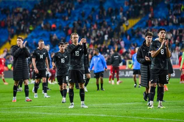 Ben Waine of New Zealand and New Zealand All Whites players applaud the players and crowd after the match, New Zealand All Whites v Poland, men™s International Friendly, Länderspiel, Nationalmannschaft football match at Silesian Stadium, Chorzow, Poland on Thursday 9 October 2025. Photo credit: Adam Nurkiewicz Chorzow Poland Copyright: xAdamxNurkiewiczx xx