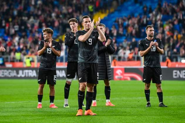 Chris Wood of New Zealand and New Zealand All Whites players applaud the players and crowd after the match, New Zealand All Whites v Poland, men™s International Friendly, Länderspiel, Nationalmannschaft football match at Silesian Stadium, Chorzow, Poland on Thursday 9 October 2025. Photo credit: Adam Nurkiewicz Chorzow Poland Copyright: xAdamxNurkiewiczx xx