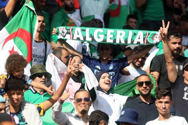 Algerie vs la Somalie qualification pour la Coupe du Monde de la Supporters Algeriens applaudissent lors du match de qualification pour la Coupe du Monde de la FIFA 2026 entre la Somalie et l Algerie a Oran, le 9 octobre 2025 (Photo by Billel Bensalem APP) oran Algerie Copyright: xAPPxAlgeriexPressxPhotosxBillelxBensalemx xAPPx IMG_3108
