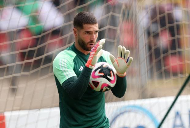 Algerie vs la Somalie qualification pour la Coupe du Monde de la Le gardien Algerien Luca Zidane s echauffe avant le match de qualification pour la Coupe du Monde de la FIFA 2026 entre la Somalie et l Algerie a Oran, le 9 octobre 2025 (Photo by Billel Bensalem APP) oran Algerie Copyright: xAPPxAlgeriexPressxPhotosxBillelxBensalemx xAPPx IMG_3182