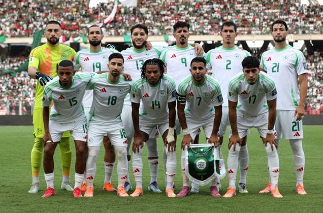 Algerie vs la Somalie qualification pour la Coupe du Monde de la Les titulaires de l Algerie posent pour une photo de groupe avant le match de qualification pour la Coupe du Monde de la FIFA 2026 entre la Somalie et l Algerie a Oran, Algerie, le 09 octobre 2025 (Photo de Billel Bensalem APP) oran Algerie Copyright: xAPPxAlgeriexPressxPhotosxBillelxBensalemx xAPPx IMG_3228