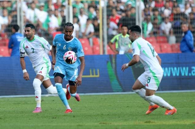 Algerie vs la Somalie qualification pour la Coupe du Monde de la Le joueur Algerien Mohamed El Amine Amoura (R) en action contre le joueur somalien Mohamed Omar (C) lors du match de football des eliminatoires de la Coupe du Monde de la FIFA 2026 entre la Somalie et l Algerie a Oran, Algerie, le 09 octobre 2025 (Photo By Billel Bensalem APP) oran Algerie Copyright: xAPPxAlgeriexPressxPhotosxBillelxBensalemx xAPPx IMG_3281