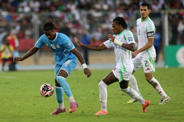 Algerie vs la Somalie qualification pour la Coupe du Monde de la Le joueur Algerien Hicham Boudaoui (a droite) en action contre le joueur somalien Adem Musse (a gauche) lors du match de football des eliminatoires de la Coupe du Monde de la FIFA 2026 entre la Somalie et l Algerie a Oran, Algerie, le 09 octobre 2025 (Photo de Billel Bensalem APP) oran Algerie Copyright: xAPPxAlgeriexPressxPhotosxBillelxBensalemx xAPPx IMG_3366