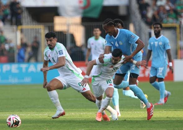 Algeria v Somalia - 2026 FIFA World Cup, WM, Weltmeisterschaft, Fussball Qualifier Algeria player Mohamed El Amine Amoura (C) plays against Somalia player Mohamed Omar (R) during the 2026 FIFA World Cup Qualifiers soccer match between Somalia and Algeria in Oran, Algeria, on October 9, 2025. Oran Algeria  Copyright: xAPPx originalFilename:app-notitle251009_npGaH.jpg