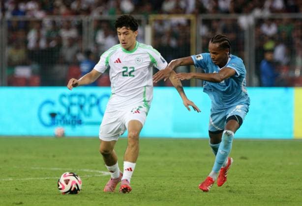 Algeria v Somalia - 2026 FIFA World Cup, WM, Weltmeisterschaft, Fussball Qualifier Algeria player Ibrahim Maza (L) is in action against Somalia player Mohamed Omar (R) during the 2026 FIFA World Cup Qualifiers soccer match between Somalia and Algeria in Oran, Algeria, on October 9, 2025 Oran Algeria  Copyright: xAPPx originalFilename:app-notitle251009_npNTj.jpg