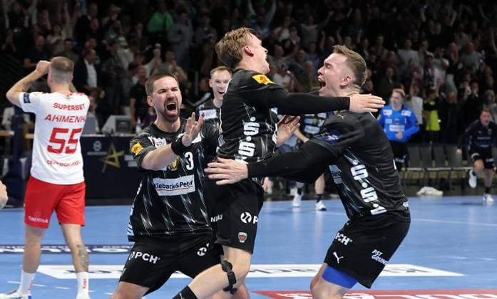 Tobias Schjoelberg Groendahl celebrates after scoring the winning goal to make it 32 31 with Fabian Wiede, Lasse Andersson Joy Emotion Jubilation Sport Handball CL Champions League Champions League Men 4 Matchday Season 2025 2026 09 10 2025 Füchse Berlin vs Dinamo Bucharest in the Max Schmeling Halle