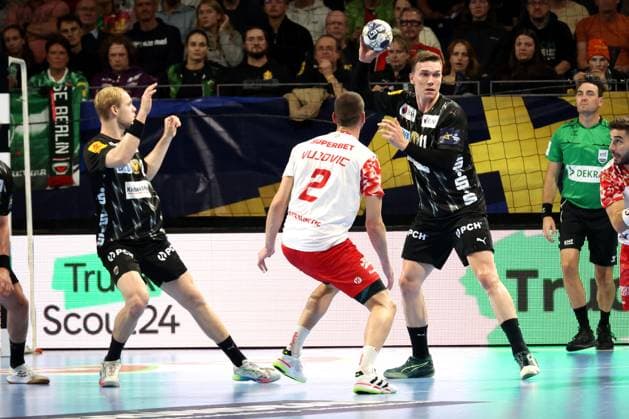 DEU, EHF Champions League, Fuechse Berlin vs DINAMO BUCURESTI, 09 10 2025, Max Schmeling Halle, Berlin, DEU, EHF Champions League, Fuechse Berlin vs DINAMO BUCURESTI, in the picture Lasse Andersson Fuechse Berlin 11 , Matthes Langhoff Fuechse Berlin 25 , Vujovic, BRANKO DINAMO BUCURESTI 2 nordphotoxGmbHx xEngler nph00076