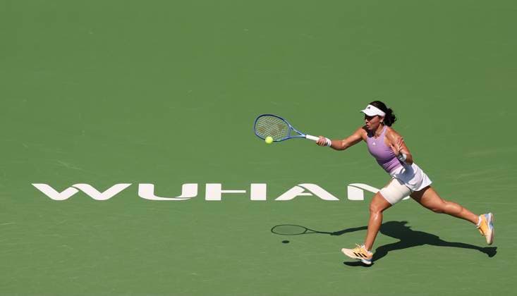 (251010) -- WUHAN, Oct. 10, 2025 -- Jessica Pegula of the United States hits a return during women s singles quarterfinal match against Katerina Siniakova of the Czech Republic at the 2025 Wuhan Open tennis tournament in Wuhan, central China s Hubei Province, Oct. 10, 2025. ) (SP)CHINA-WUHAN-TENNIS-WUHAN OPEN-WOMEN S SINGLES (CN) BaixXuefei 