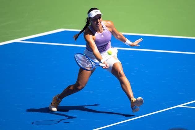 (251010) -- WUHAN, Oct. 10, 2025 -- Jessica Pegula of the United States hits a return during the women s singles quarterfinal match against Katerina Siniakova of the Czech Republic at the 2025 Wuhan Open tennis tournament in Wuhan, central China s Hubei Province, Oct. 10, 2025. ) (SP)CHINA-WUHAN-TENNIS-WUHAN OPEN-WOMEN S SINGLES (CN) XiaoxYijiu 