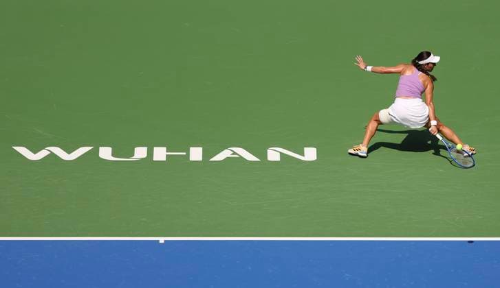 (251010) -- WUHAN, Oct. 10, 2025 -- Jessica Pegula of the United States hits a return during women s singles quarterfinal match against Katerina Siniakova of the Czech Republic at the 2025 Wuhan Open tennis tournament in Wuhan, central China s Hubei Province, Oct. 10, 2025. ) (SP)CHINA-WUHAN-TENNIS-WUHAN OPEN-WOMEN S SINGLES (CN) BaixXuefei 