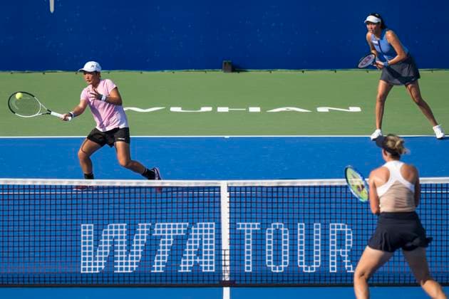 (251010) -- WUHAN, Oct. 10, 2025 -- Chan Hao-Ching (top R) Jiang Xinyu (L) compete during the women s doubles quarterfinal between Chan Hao-Ching (Chinese Taipei) Jiang Xinyu (China) and Storm Hunter (Australia) Katerina Siniakova (the Czech Republic) at the 2025 Wuhan Open tennis tournament in Wuhan, central China s Hubei Province, Oct. 10, 2025. ) (SP)CHINA-WUHAN-TENNIS-WUHAN OPEN-WOMEN S DOUBLES-QUARTERFINAL (CN) WuxZhizun 