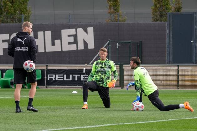 10 10 2025, Football friendly match, Borussia Moenchengladbach SC Preussen Muenster, season 2025 2026, Fohlenplatz at Borussia Park in Moenchengladbach Andre Wachter Borussia Moenchengladbach, goalkeeper coach , Jonas Omlin Borussia Moenchengladbach 01 and Tobias Sippel Borussia Moenchengladbach, 21 warming up Photo Kirchner Media Thomas Haesler Copyright: xKirchner-Media ThomasxHaeslerx