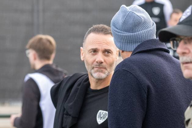 10 10 2025, Football friendly, Borussia Moenchengladbach SC Preussen Muenster, Season 2025 2026, Foal pitch at Borussia Park in Moenchengladbach Alexander Ende SC Preussen Muenster, Coach in conversation at old place of work Photo Kirchner Media Thomas Haesler Copyright: xKirchner-Media ThomasxHaeslerx