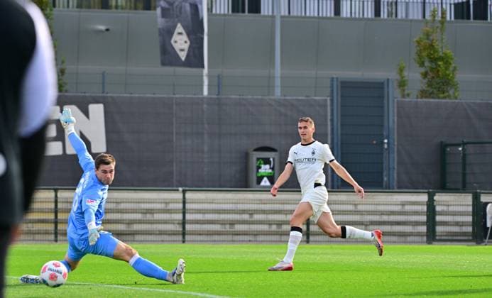 10 10 2025 Moenchengladbach Fußball, Herren, Saison 2025 2026, Testspiel, Borussia Moenchengladbach vs Preussen Muenster Tor zum 1 0 Jan urbich Gladbach, re zieht ab und überüberwindet Torwart Morten Behrens Muenster, li DFL regulations prohibit any use of photographs as image sequences and or quasi video Borussia Park NRW Deutschland