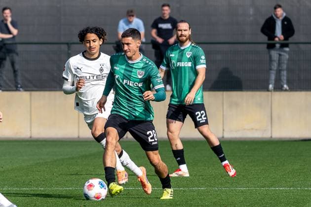 10 10 2025, Football friendly, Borussia Moenchengladbach SC Preussen Muenster, Season 2025 2026, Foal pitch at Borussia Park in Moenchengladbach Wael Mohya Borussia Moenchengladbach, 36 puts Marco Meyerhoefer SC Preussen Muenster, 28 under pressure Photo Kirchner Media Thomas Haesler Copyright: xKirchner-Media ThomasxHaeslerx