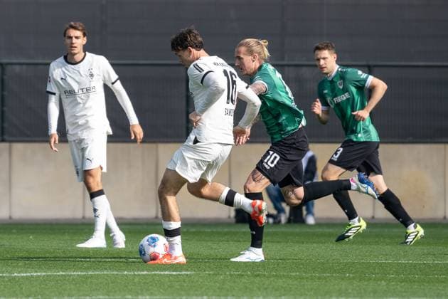 10 10 2025, Football friendly match, Borussia Moenchengladbach SC Preussen Muenster, season 2025 2026, Foal pitch at Borussia Park in Moenchengladbach duel between Philipp Sander Borussia Moenchengladbach, 16 and Marvin Schulz SC Preussen Muenster, 10 Photo Kirchner Media Thomas Haesler Copyright: xKirchner-Media ThomasxHaeslerx