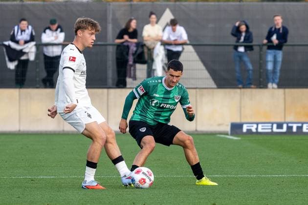 10 10 2025, Football friendly, Borussia Moenchengladbach SC Preussen Muenster, Season 2025 2026, Foal pitch at Borussia Park in Moenchengladbach duel between Luca Netz Borussia Moenchengladbach, 20 and Marco Meyerhoefer SC Preussen Muenster, 28 Photo Kirchner Media Thomas Haesler Copyright: xKirchner-Media ThomasxHaeslerx