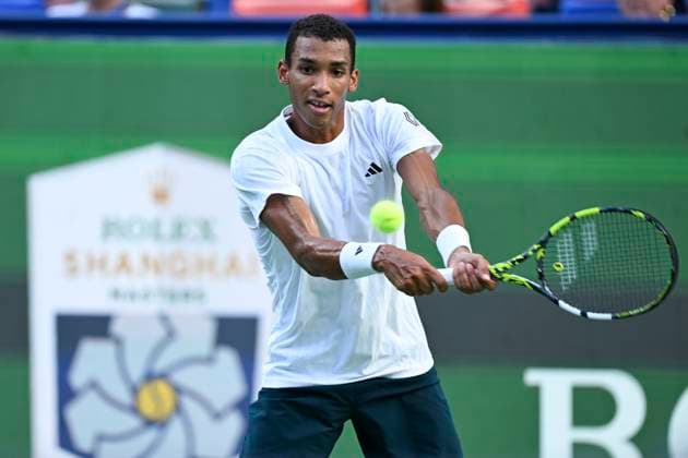 (251010) -- SHANGHAI, Oct. 10, 2025 -- Felix Auger-Aliassime of Canada hits a return to Arthur Rinderknech of France during the men s singles quarterfinal at the ATP, Tennis Herren World Tour Shanghai Masters tennis tournament in Shanghai, east China, Oct. 10, 2025. ) (SP)CHINA-SHANGHAI-TENNIS-ATP TOUR-SHANGHAI MASTERS-MEN S SINGLES (CN) ChenxHaoming 