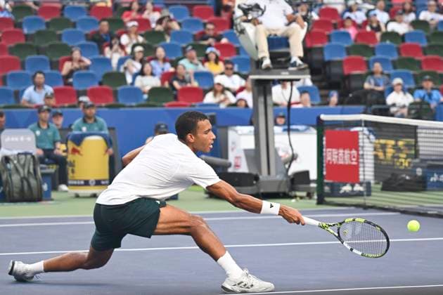 (251010) -- SHANGHAI, Oct. 10, 2025 -- Felix Auger-Aliassime of Canada hits a return to Arthur Rinderknech of France during the men s singles quarterfinal at the ATP, Tennis Herren World Tour Shanghai Masters tennis tournament in Shanghai, east China, Oct. 10, 2025. ) (SP)CHINA-SHANGHAI-TENNIS-ATP TOUR-SHANGHAI MASTERS-MEN S SINGLES (CN) ChenxHaoming 