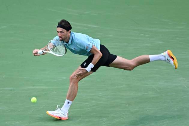 (251010) -- SHANGHAI, Oct. 10, 2025 -- Arthur Rinderknech of France hits a return to Felix Auger-Aliassime of Canada during the men s singles quarterfinal at the ATP, Tennis Herren World Tour Shanghai Masters tennis tournament in Shanghai, east China, Oct. 10, 2025. ) (SP)CHINA-SHANGHAI-TENNIS-ATP TOUR-SHANGHAI MASTERS-MEN S SINGLES (CN) ChenxHaoming 