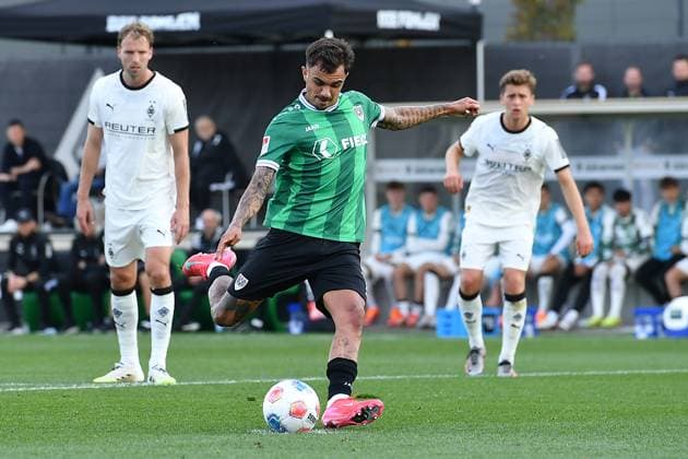 Soccer Test match Borussia Mönchengladbach SC Preußen Münster on 10 10 2025 at the FohlenPlatz in Mönchengladbach Oliver Batista Meier Münster scores a penalty to make it 1 1 xRx