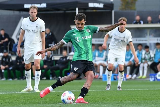 Soccer Test match Borussia Mönchengladbach SC Preußen Münster on 10 10 2025 at the FohlenPlatz in Mönchengladbach Oliver Batista Meier Münster scores a penalty to make it 1 1 xRx